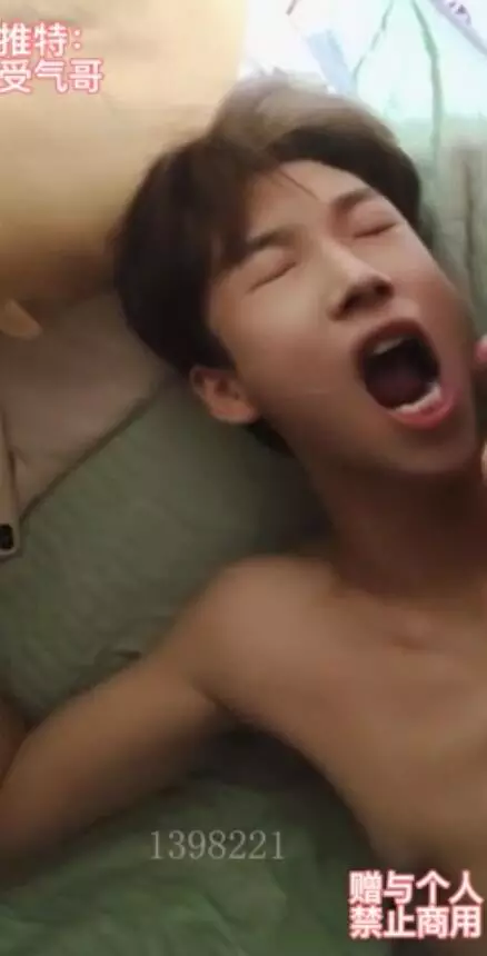 受气哥新作玩弄优质帅气单眼皮大屌小哥