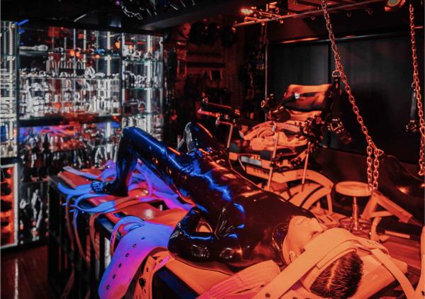 FOXX-03--The-Fetish-Master