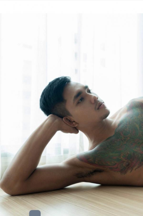 Hunger-Homme-06--Tick-Saksit