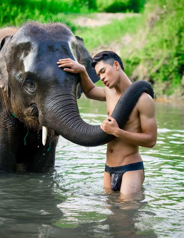 Menluscious-Issue-01--Ron-Charron