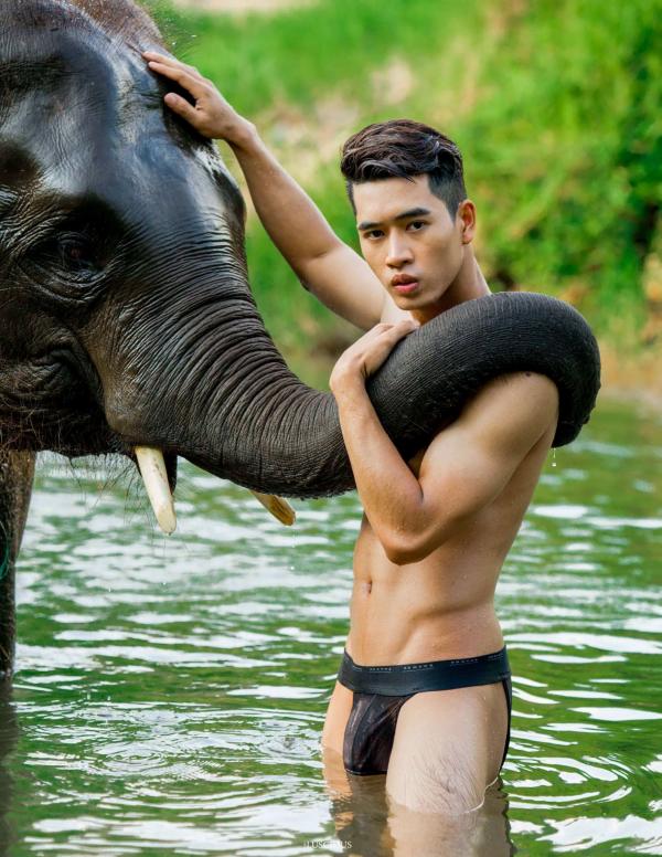 Menluscious-Issue-01--Ron-Charron