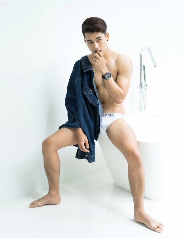 Menluscious-Issue-01--Ron-Charron