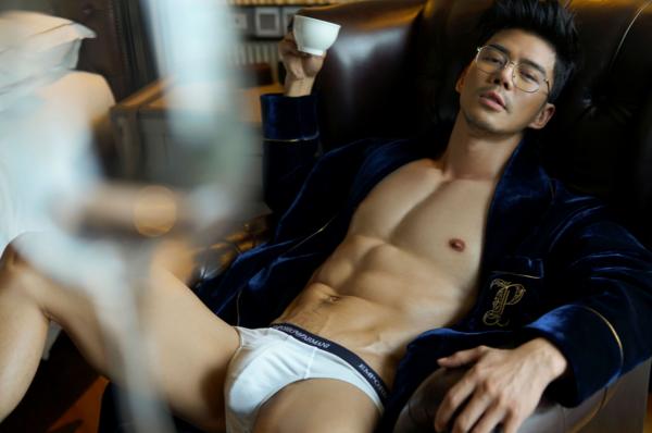 PHOTO-SETS-–-MOMENT-EXTRA-AND-TUXEDO